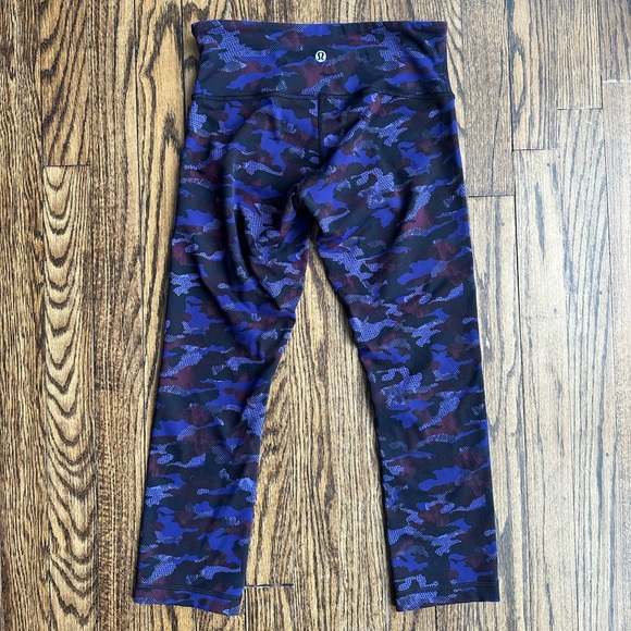 Lululemon Crop 21” Leggings, Size 4, purple and black camouflage print - Picture 4 of 5